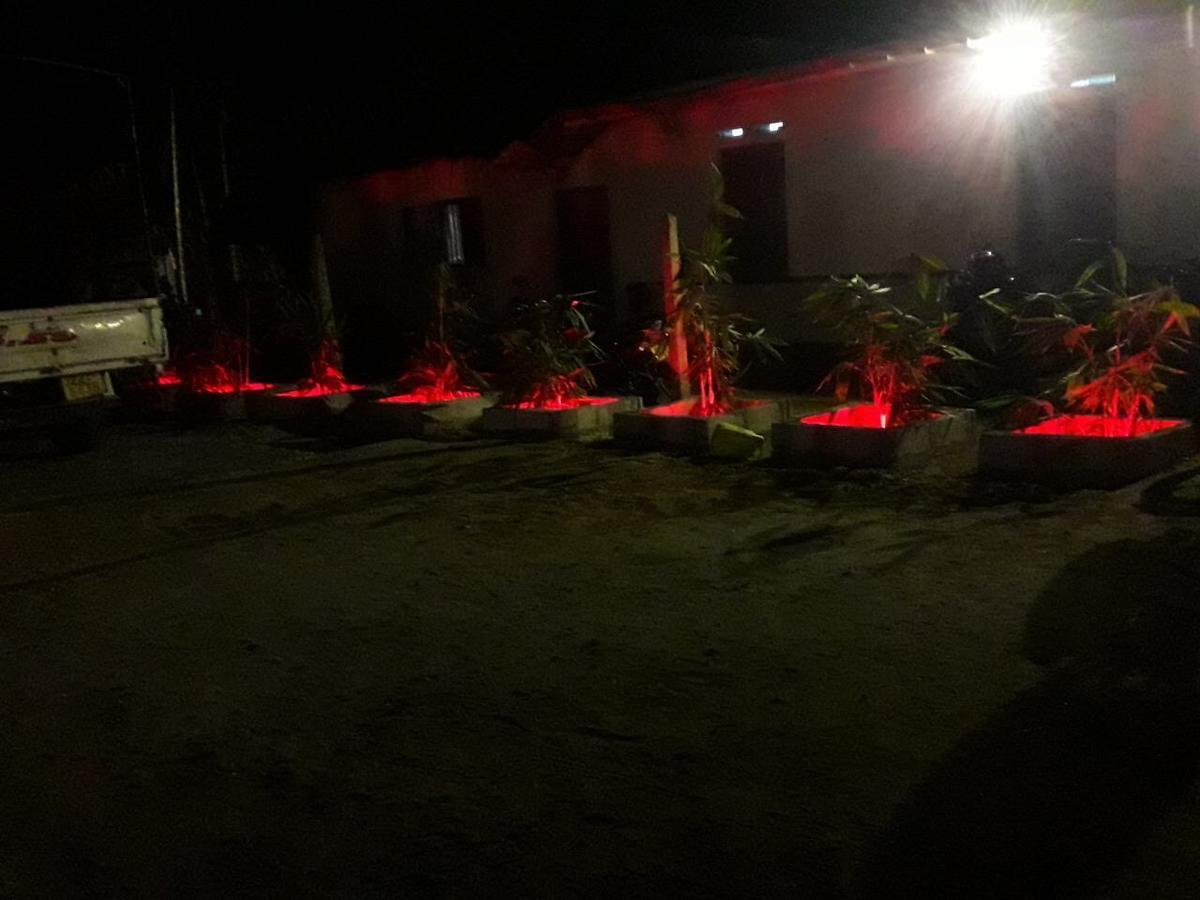Avanya Hotel And Reception Hall Angunakolapelessa Exterior foto