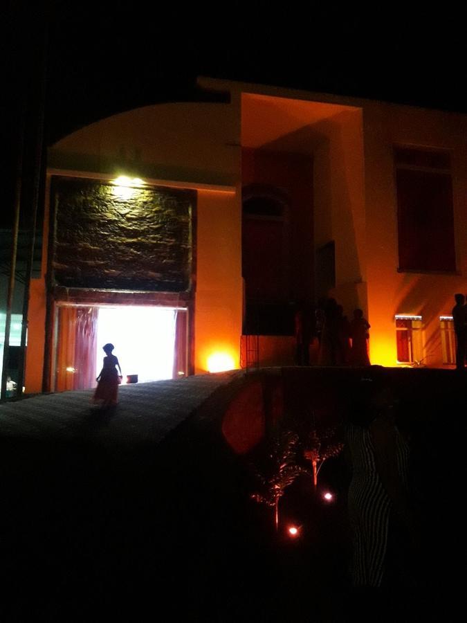 Avanya Hotel And Reception Hall Angunakolapelessa Exterior foto