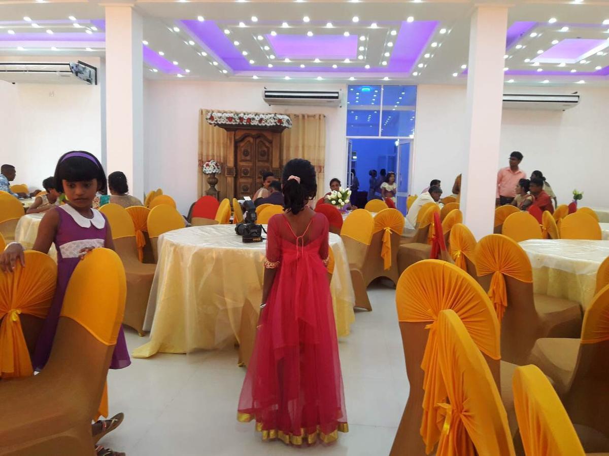 Avanya Hotel And Reception Hall Angunakolapelessa Exterior foto